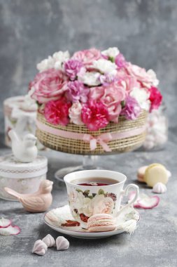 Yaz partisi masasında nasıl çiçek süslemesi yapılır. Gül ve karanfil çiçekli süs. Romantik düğün töreni. Adım adım, diy.