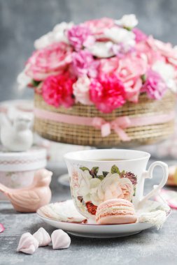 Yaz partisi masasında nasıl çiçek süslemesi yapılır. Gül ve karanfil çiçekli süs. Romantik düğün töreni. Adım adım, diy.