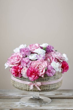 Yaz partisi masasında nasıl çiçek süslemesi yapılır. Gül ve karanfil çiçekli süs. Romantik düğün töreni. Adım adım, diy.