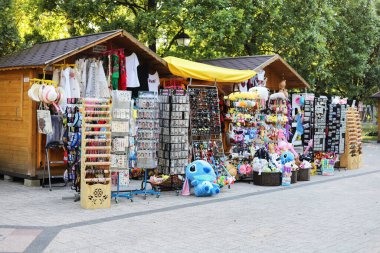 RABKA-ZDROJ, POLAND - 22 AĞUSTOS 2024: Polonya 'nın Rabka Zdroj kentindeki hediyelik eşya dükkanları. Turistler için tatil yeri
