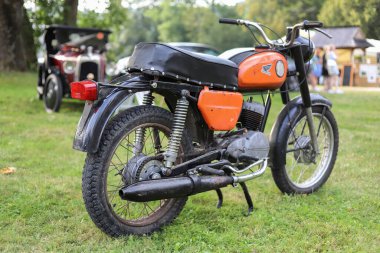 SIENIAWA, POLAND - 15 AĞUSTOS 2024: Sieniawa 'daki malikanede tarihi festival. Klasik bir motosiklet. Turistler için tatil yeri