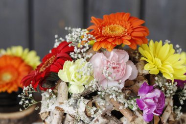 İşteki çiçekçi: kadın, çiçek ve huş ağacından nasıl süsleme yapılacağını gösteriyor. Adım adım, öğretici.