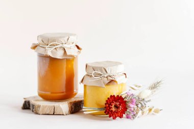 Beyaz arka planda izole edilmiş cam kavanozdaki renkli reçel. Sağlıklı yiyecekler. Grafiksel kaynaklar