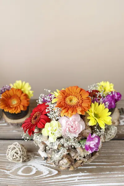 Kadın, çiçek ve huş ağacından nasıl masa dekorasyonu yapılacağını gösteriyor. Adım adım, öğretici.