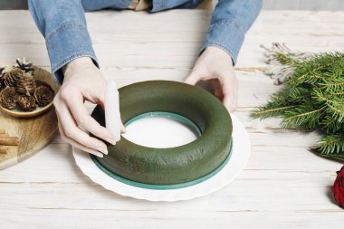 İşteki çiçekçi: Gül çiçekleri, köknar dalları ve ilave elementlerle masa için geleneksel bir Advent çelengi nasıl yapılır.