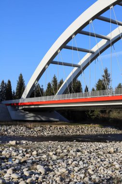 TRYBSZ, POLAND - 22 Ekim 2024: dağ nehri üzerinde modern bir köprü. Turistler için tatil yeri