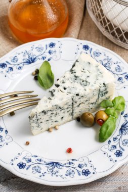 Beyaz seramik tabakta mavi peynir. Fransız mutfağı. Vejetaryen için sağlıklı yemek.