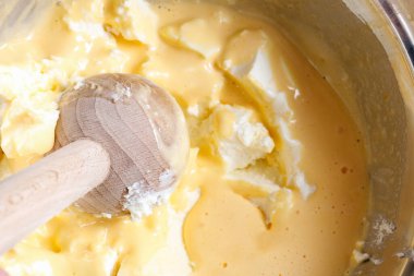 Pastayı pişirmek için tereyağını hazırlıyorum. Kurabiye zamanı.