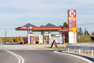 RDZAWKA, POLAND - NOVEMBER 08, 2024: Polonya, Rdzawka 'daki tipik benzin istasyonu. Turistler için tatil yeri