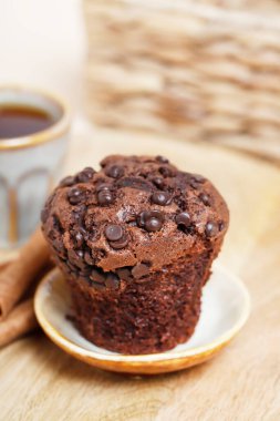 Küçük tabakta çikolatalı kek Parti tatlısı