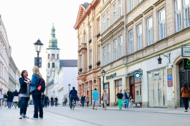 KRAKOW, POLAND - 29 Mart 2023 Krakow 'un tarihi şehir merkezi. Grodzka Caddesi, Krakow, Polonya. Turistler için tatil yeri