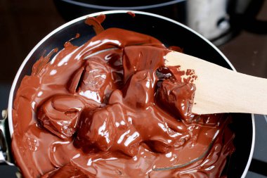 Yuvarlak tavada çikolata eritiyorum. Partiyi tatlandırmak