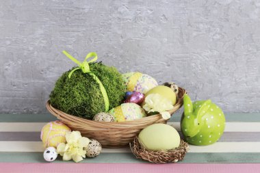 Geleneksel yumurtalı Paskalya sepeti. Mevsimlik masa dekorasyonları. Şenlikli parti dekorasyonu