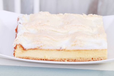 Geleneksel peynirli kek porsiyonu. Parti tatlısı