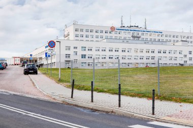 Nowy Targ 'daki hastane binası, yüksek bir tepede duruyor..