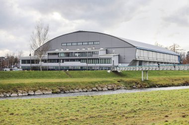 NOWY TARG, POLAND - 19 Kasım 2024: Hokey yarışmalarının ve diğer birçok etkinliğin yapıldığı bir spor salonu. Turistler için tatil yeri