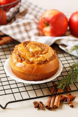 Tarçınlı ve elmalı tatlı çörek. Kutlama partisi tatlısı.