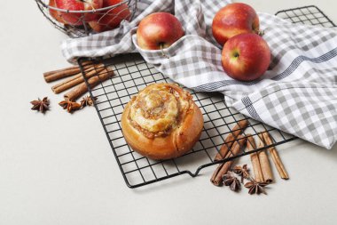 Tarçınlı ve elmalı tatlı çörek. Kutlama partisi tatlısı.