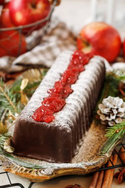 Ahududu reçelinden yapılmış kremalı çikolatalı pasta. Kutlama partisi tatlısı.