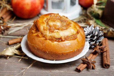 Tarçınlı ve elmalı tatlı çörek. Kutlama partisi tatlısı.