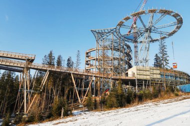 ZAKOPANE, POLAND - 3 Aralık 2024 'te dağlarda büyük bir gözlem kulesi inşa edildi. Turistler için tatil yeri