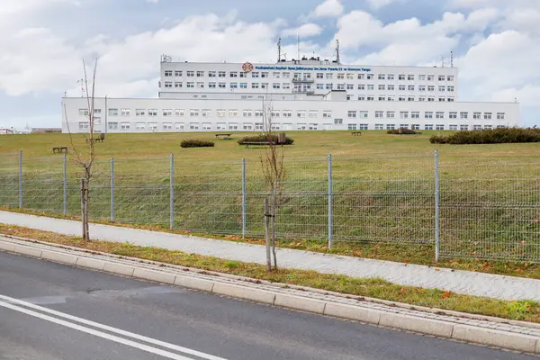 Nowy Targ 'daki hastane binası, yüksek bir tepede duruyor..