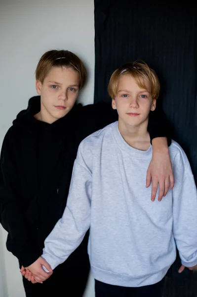 Two Happy Boys Happy Brothers Who Seriosly Happily Together Brothers — Fotografia de Stock