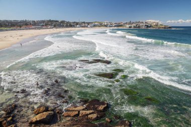 Sydney 'deki altın renkli kumlu kumlu plaj. Bondi plajı sörfçüler için mükemmel bir yer çünkü sürekli yükselen yüksek dalgalar var..