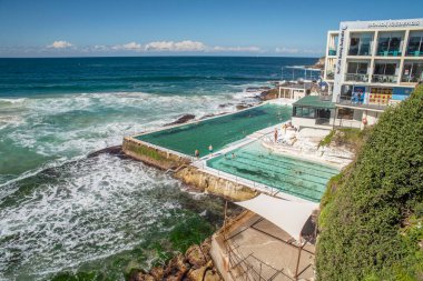 Sydney 'deki altın renkli kumlu kumlu plaj. Bondi plajı sörfçüler için mükemmel bir yer çünkü sürekli yükselen yüksek dalgalar var..