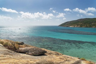 Avustralya 'daki Kertenkele Adası' nda turkuaz suyu olan tropikal Watsons Sahili. Kertenkele Adası Queensland 'ın kuzeydoğusundaki Büyük Set Resifi' nde yer almaktadır.