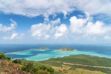 Kertenkele Adası 'ndaki Aşçı' dan mercan resiflerine muhteşem bir hava manzarası. Avustralya 'nın kuzeydoğusundaki Büyük Set Resifi' nde yer almaktadır.