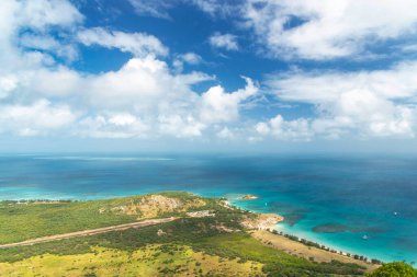 Kertenkele Adası 'ndaki Aşçı' dan mercan resiflerine muhteşem bir hava manzarası. Avustralya 'nın kuzeydoğusundaki Büyük Set Resifi' nde yer almaktadır.