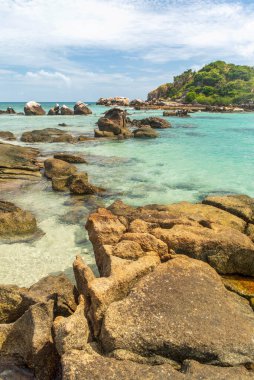 Queensland, Avustralya 'daki Büyük Set Resifi' nde Kertenkele Adası 'na yakın olan Osprey Adası. Osprey Adası deniz kuşu yuvası.