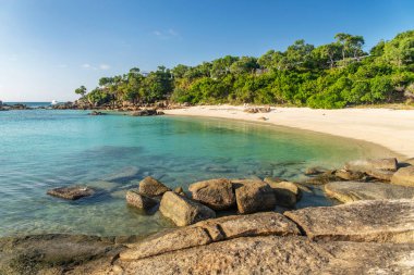 Avustralya 'daki Kertenkele Adası' nda turkuaz suyu olan tropikal altın kumlu Sunset Plajı. Kertenkele Adası Queensland 'ın kuzeydoğusundaki Büyük Set Resifi' nde yer almaktadır.