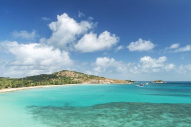 Avustralya 'daki Kertenkele Adası' nda turkuaz suyu olan tropikal Watsons Sahili. Kertenkele Adası Queensland 'ın kuzeydoğusundaki Büyük Set Resifi' nde yer almaktadır.