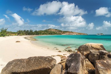 Avustralya 'daki Kertenkele Adası' nda turkuaz suyu olan tropikal Watsons Sahili. Kertenkele Adası Queensland 'ın kuzeydoğusundaki Büyük Set Resifi' nde yer almaktadır.