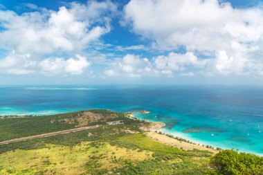 Kertenkele Adası 'ndaki Aşçı' dan mercan resiflerine muhteşem bir hava manzarası. Avustralya 'nın kuzeydoğusundaki Büyük Set Resifi' nde yer almaktadır.