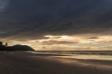 Cape Tribulation, Queensland, Avustralya 'daki pitoresk tropikal kumlu sahil. Cape Belâsı Mercan Denizi 'ndeki Daintree Ulusal Parkı' nda..