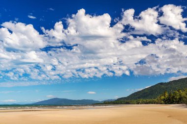 Cape Tribulation, Queensland, Avustralya 'daki pitoresk tropikal kumlu sahil. Cape Belâsı Mercan Denizi 'ndeki Daintree Ulusal Parkı' nda..
