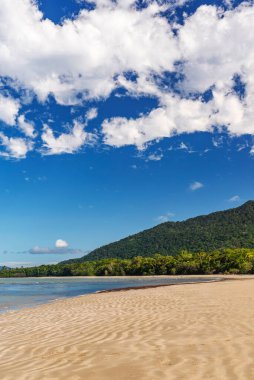 Cape Tribulation, Queensland, Avustralya 'daki pitoresk tropikal kumlu sahil. Cape Belâsı Mercan Denizi 'ndeki Daintree Ulusal Parkı' nda..