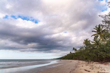 Cape Tribulation, Queensland, Avustralya 'daki pitoresk tropikal kumlu sahil. Cape Belâsı Mercan Denizi 'ndeki Daintree Ulusal Parkı' nda..