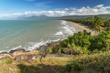 Port Douglas, Queensland, Avustralya 'daki görkemli tropikal altın kum Four Mile Sahili. Tropikal Kuzey Queensland 'in en popüler ve tanınmış plajlarından biridir..