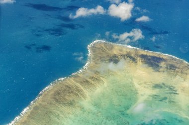 Büyük Set Resifi 'nin Cairns' ten Queensland, Avustralya 'daki Lizard Adası' na giden muhteşem hava manzarası. Büyük Set Resifi dünyanın en büyük mercan resif sistemidir..