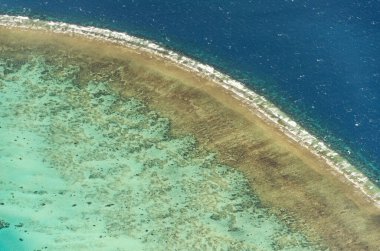Büyük Set Resifi 'nin Cairns' ten Queensland, Avustralya 'daki Lizard Adası' na giden muhteşem hava manzarası. Büyük Set Resifi dünyanın en büyük mercan resif sistemidir..
