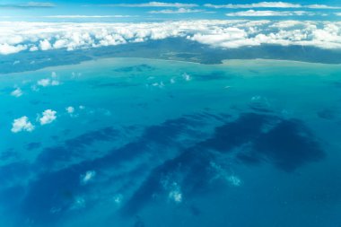 Büyük Set Resifi 'nin Cairns' ten Queensland, Avustralya 'daki Lizard Adası' na giden muhteşem hava manzarası. Büyük Set Resifi dünyanın en büyük mercan resif sistemidir..