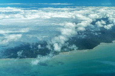 Büyük Set Resifi 'nin Cairns' ten Queensland, Avustralya 'daki Lizard Adası' na giden muhteşem hava manzarası. Büyük Set Resifi dünyanın en büyük mercan resif sistemidir..