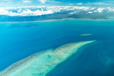 Büyük Set Resifi 'nin Cairns' ten Queensland, Avustralya 'daki Lizard Adası' na giden muhteşem hava manzarası. Büyük Set Resifi dünyanın en büyük mercan resif sistemidir..