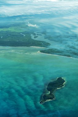 Büyük Set Resifi 'nin Cairns' ten Queensland, Avustralya 'daki Lizard Adası' na giden muhteşem hava manzarası. Büyük Set Resifi dünyanın en büyük mercan resif sistemidir..
