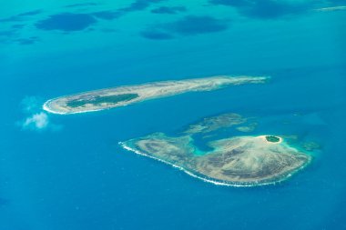 Büyük Set Resifi 'nin Cairns' ten Queensland, Avustralya 'daki Lizard Adası' na giden muhteşem hava manzarası. Büyük Set Resifi dünyanın en büyük mercan resif sistemidir..