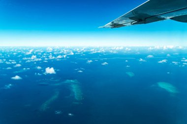 Büyük Set Resifi 'nin Cairns' ten Queensland, Avustralya 'daki Lizard Adası' na giden muhteşem hava manzarası. Büyük Set Resifi dünyanın en büyük mercan resif sistemidir..